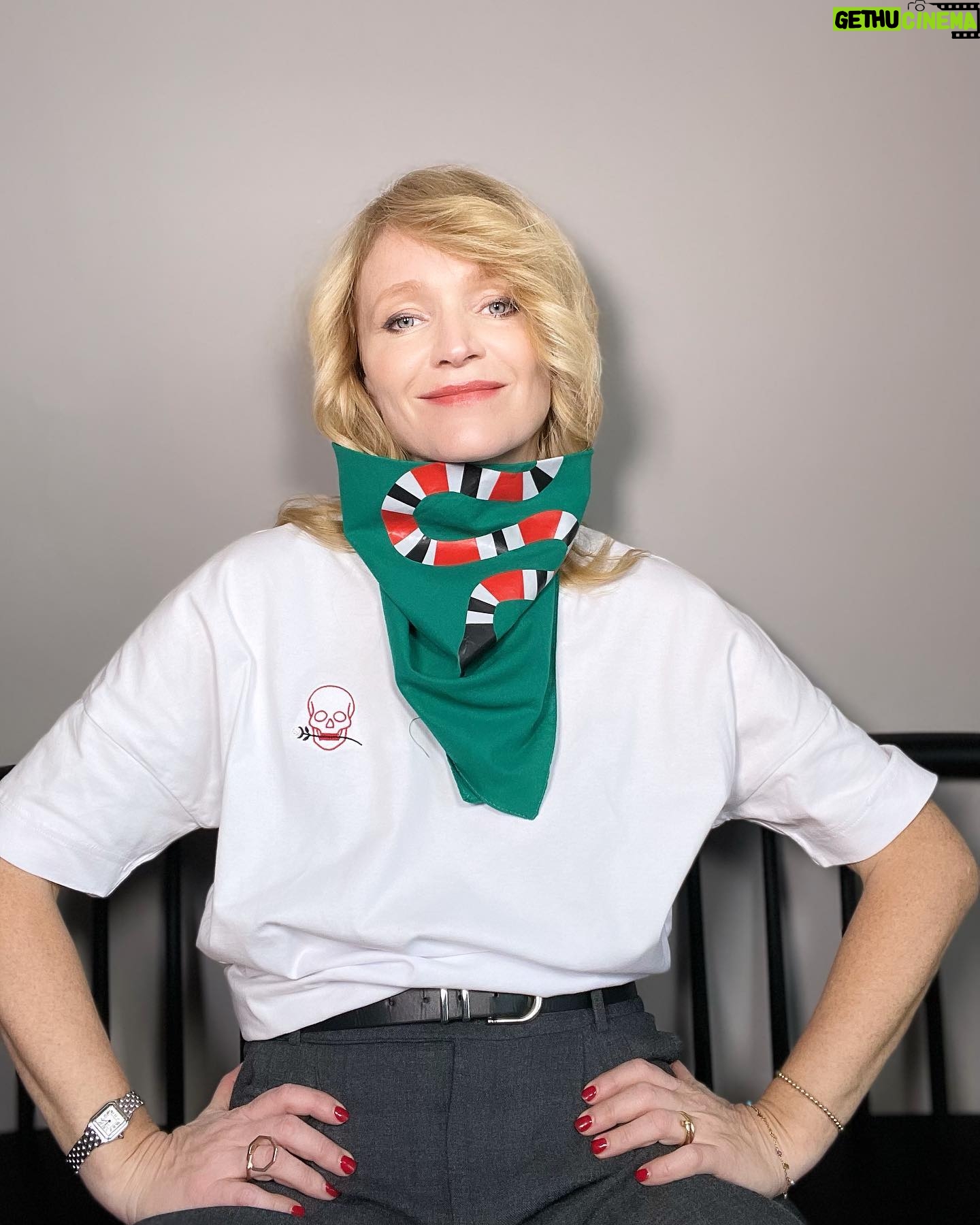 Anna Geislerová - 1.5K Likes - Tak jak to jde..? Ten nový rok..? Snažím se chytnout tempo ale nějak sem pozadu..:) zachraňuji se tím ze si dělám radosti. Jestli chcete taky , udělejte si radost u mě.. třeba.. Co tě nezabije..? 🌚🕊️🌝www.geislerka.cz https://www.geislerka.cz/product-page/taška-g-písek