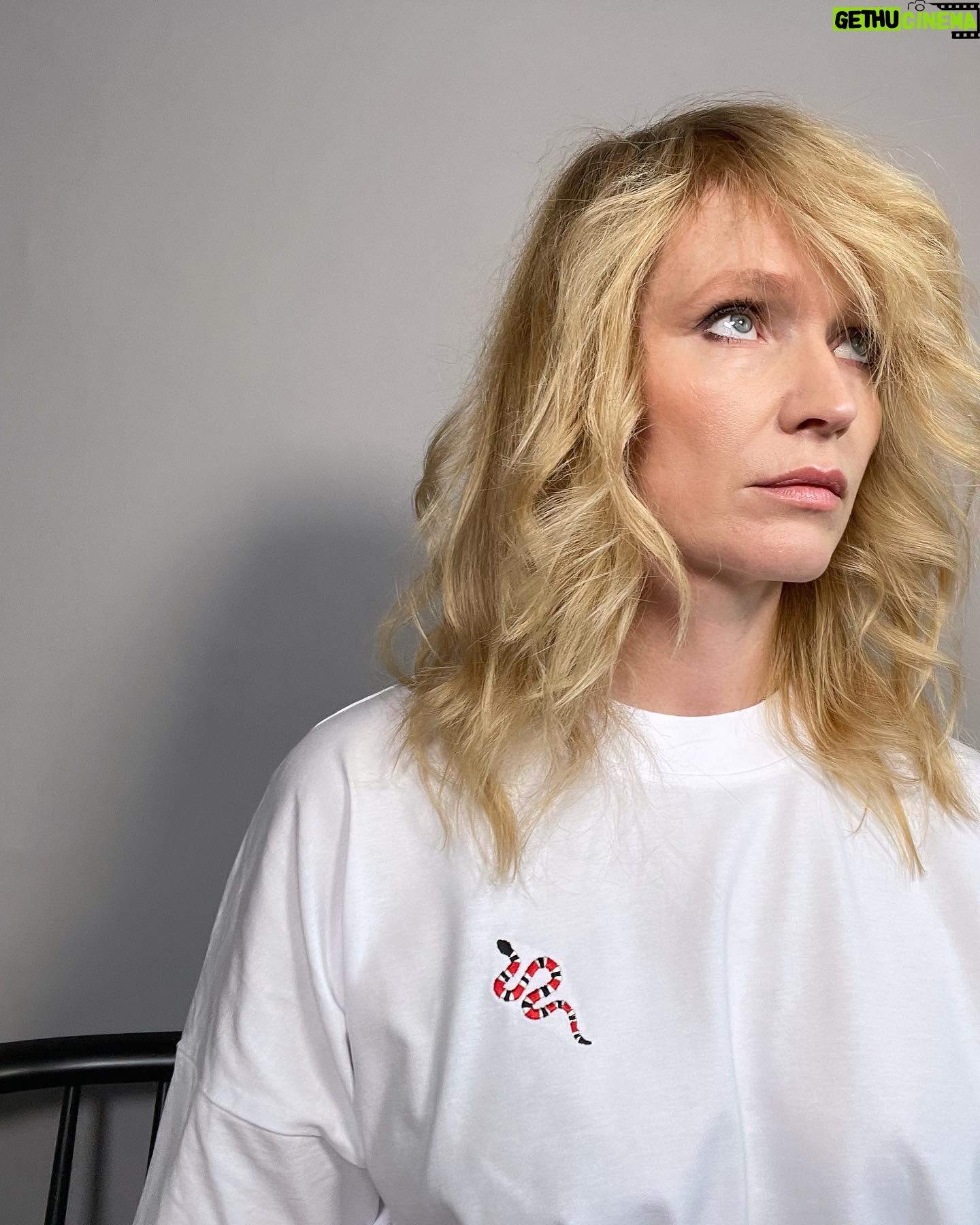 Anna Geislerová - 1.5K Likes - Tak jak to jde..? Ten nový rok..? Snažím se chytnout tempo ale nějak sem pozadu..:) zachraňuji se tím ze si dělám radosti. Jestli chcete taky , udělejte si radost u mě.. třeba.. Co tě nezabije..? 🌚🕊️🌝www.geislerka.cz https://www.geislerka.cz/product-page/taška-g-písek