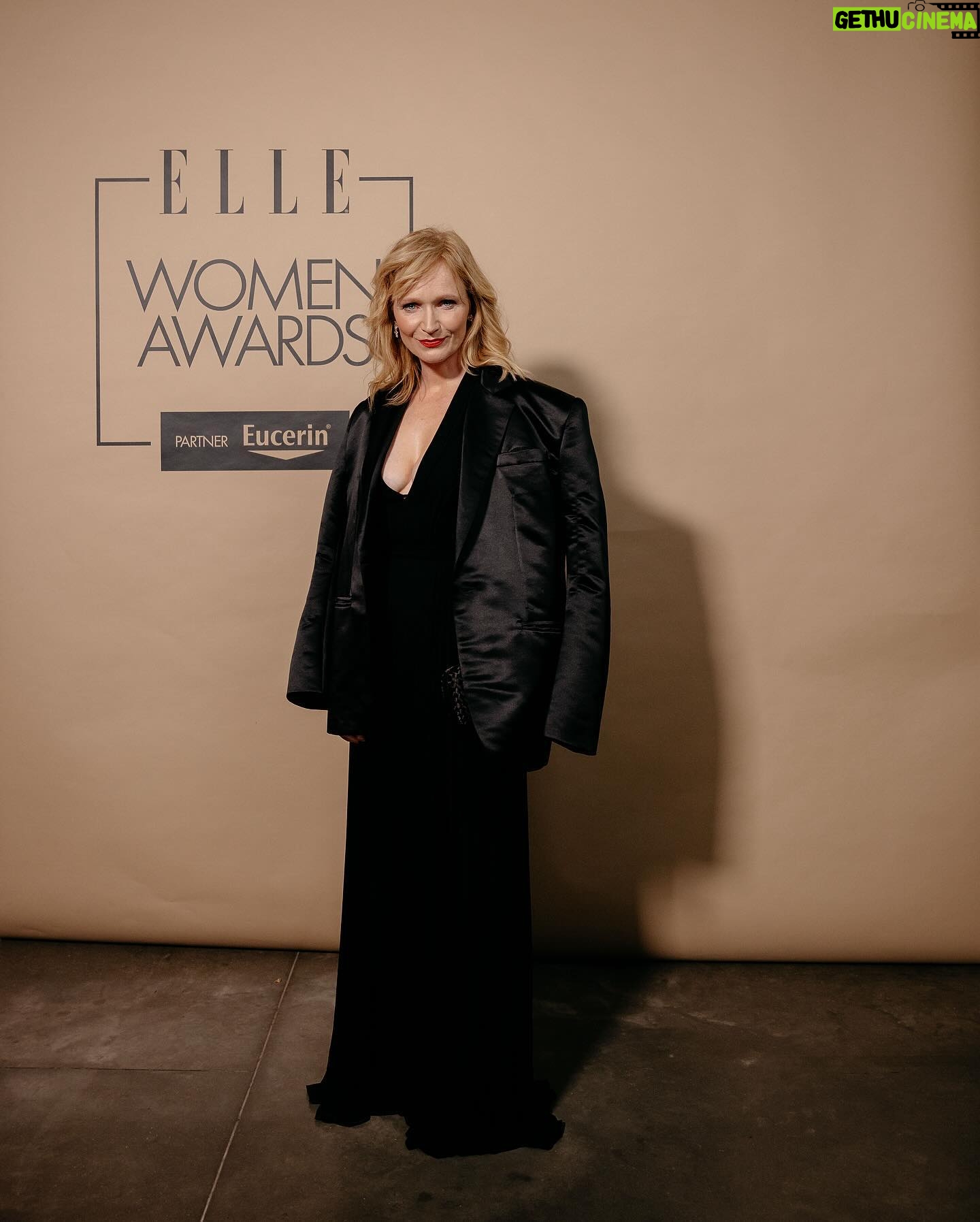 Anna Geislerová - 1.3K Likes - Božská AŇA styled by me na galavečer Elle Women Awards
🤍
@geislerka
@thomashabr
@michaelaohemova
@elleczech
Sako @laformela šaty, šperky a psaníčko @thedressprague #thanku
