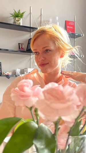Anna Geislerová Instagram - A je to tady! Eťo! Eťa má narozeniny!!Tos dopadlas! 40! Hahá! Já tě viděla poprvé před 40 lety!! Hahá! A je to jízda! Ať záříš víc a víc a jsi šťastná ! Love jů Smraďoušku!! 🎏💋🫀🕊️🍾🍀🎖️🐖🫀🫀 @geislerova_ester @esterajosefina  Dík mami @verageislerova za tuhle osůbku!:)))❤️