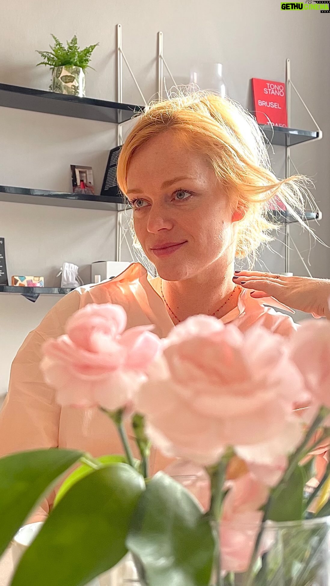 Anna Geislerová - 1.9K Likes - A je to tady! Eťo! Eťa má narozeniny!!Tos dopadlas! 40! Hahá! Já tě viděla poprvé před 40 lety!! Hahá! A je to jízda! Ať záříš víc a víc a jsi šťastná ! Love jů Smraďoušku!! 🎏💋🫀🕊️🍾🍀🎖️🐖🫀🫀 @geislerova_ester @esterajosefina Dík mami @verageislerova za tuhle osůbku!:)))❤️