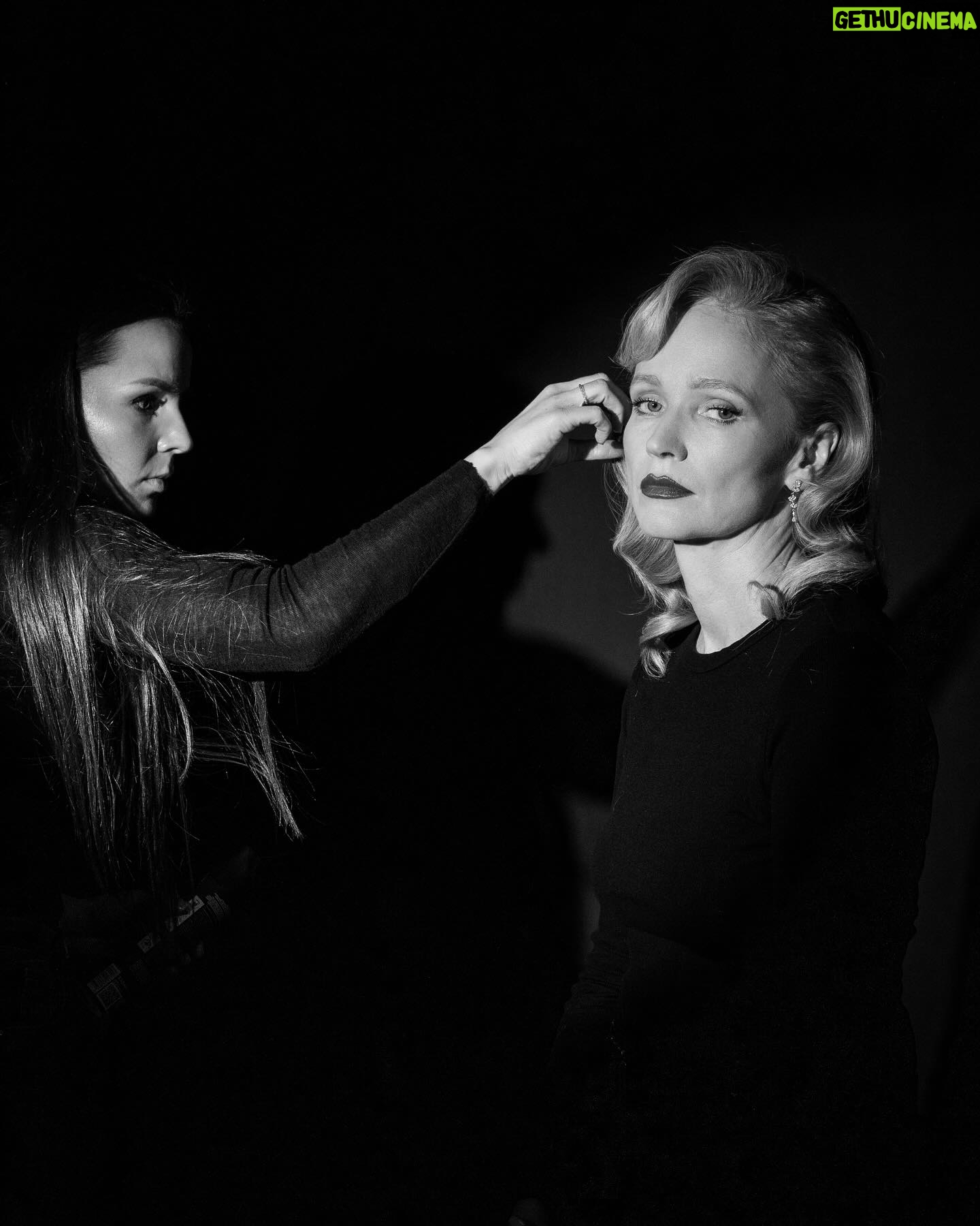 Anna Geislerová - 846 Likes - dnešní focení inspirované 40s pro @toniandguysalonprague s půvabnou Aňou Geislerovou. 💄❤️
HAIR: @toniandguysalonprague & @janaki.hairstylist
ARTdirector: @anna.puric
MUA: @makeupbyannaprague
Photographer: @bety.oud