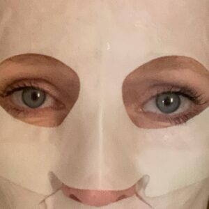 Anna Geislerová Instagram - Moje maska se jmenuje Cold plasma plus  
Není čas ztracet čas a proto chci jen to nejlepší..:)) pro sebe i svou pleť. @perriconemd_czsk  #spoluprace #skincare #facemask 🎏🎏🎏