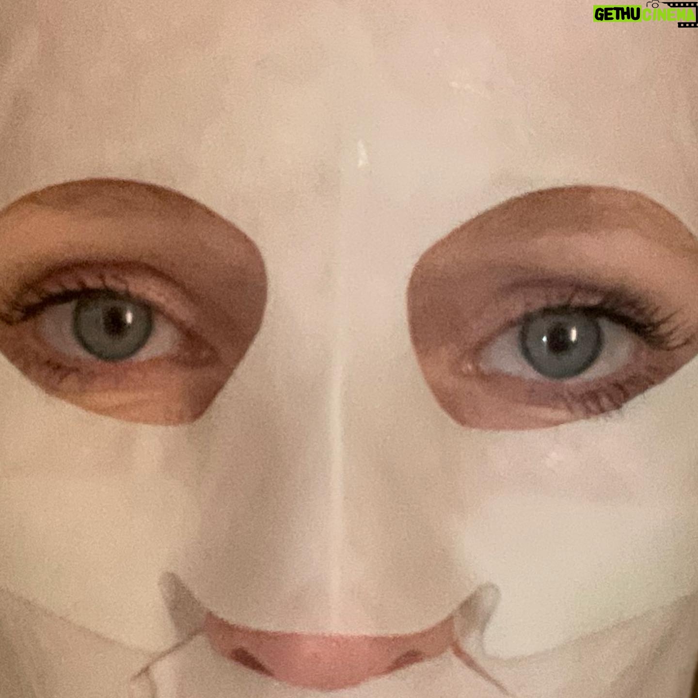 Anna Geislerová - 700 Likes - Moje maska se jmenuje Cold plasma plus
Není čas ztracet čas a proto chci jen to nejlepší..:)) pro sebe i svou pleť. @perriconemd_czsk #spoluprace #skincare #facemask 🎏🎏🎏
