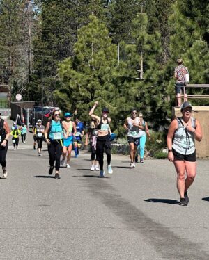 Anna Hutchison Instagram - Woohoo!!!! @rocktahoehalf you absolute beauty! Such a gorgeous run 🏃🏼‍♀️ 
Thanks so much Gaz @getrunning ! I’ve had so much fun training for this #halfmarathon 
And thank you to my beautiful cheer squad! 👨‍👩‍👧‍👦
Where are we running next??😝