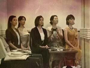 Anna Ishibashi Instagram - きみが心に棲みついた

最後は告発したりと愛想を尽かしてしまったけれど
星名さんのことが好きで好きでたまらない3カ月間でした
そんな飯田という役をやれて幸せです
3カ月間ご覧くださった皆さま ありがとうございました

私 首が長いんです
空き時間にまこっちゃんが発したこの一言で
私も私もとなりこの写真が完成しました笑
タイトルは【劇団ろくろ首】です

#きみが心に棲みついた #きみ棲み #TBS火曜夜10時