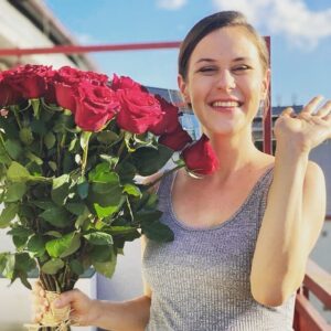 Anna Jakab Rakovská Instagram - Túto krásnu kytku som dostala od kolegovcov z Oteckovcov!! ktorým zároveň ďakujem za spoločnosť na pľacoch, trpezlivosť 🤪 a príležitosť spoznať všetkých vás.
Pozdravujem decká😎 a najmä všetkých fanouškov! ❤💃 @oteckovia.markiza @tvmarkizaofficial