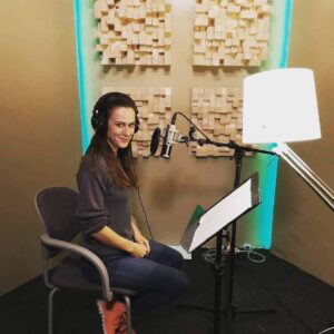 Anna Jakab Rakovská Instagram - Toto! Ak nemate cas vela citat- pocuvajte. skvely projekt a nadcasovy darcek. Tento literarny časozber robi uzasny Kali Bagala,robi to dlho a dobre,lebo uz vela rokov motivuje, nachadza a vydava novych slovenskych autorov. A to treba ... Ved kliknite si na Audiopoviedky.sk 
Dakujeeem!! @kkbagala v @lososound_studio #hearing is new reading #focus on literature!