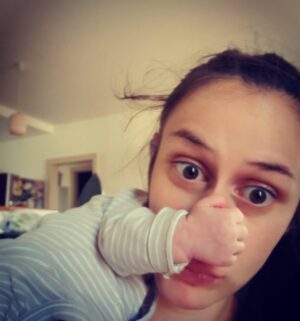 Anna Jakab Rakovská Instagram - Ja mám doma stálu diváčku,ktorá ma udržuje v kondícii aj v časoch nehrania. Kĺbim žánre: permanentné improvizácie s live jukeboxom a monológmi. Oprašujem texty, až ma chytá nostalgia.. čo si myslí neviem, niekedy vyzerá, že ju to baví, väčšinou (asi radšej) zaspí. Ale možno ma len vodí za nos a smeje sa mi za chrbtom..
#this is a beginning of a very beautiful friendship ❤
#moj osobny kritik #jej osobny klaun