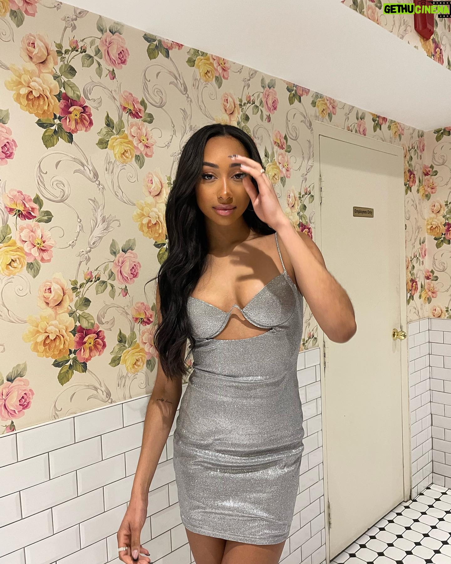 Anna-Maëlle Laprise - 1.1K Likes - Coming in hot