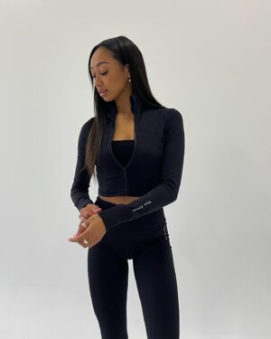 Anna-Maëlle Laprise Instagram - The sport collection you NEED✨✨
@vitaeapparel new collection is now out! Don’t walk, RUN get yours!🤸🏽‍♂️

Use my code « annamaelle15 » for $$ off🤍