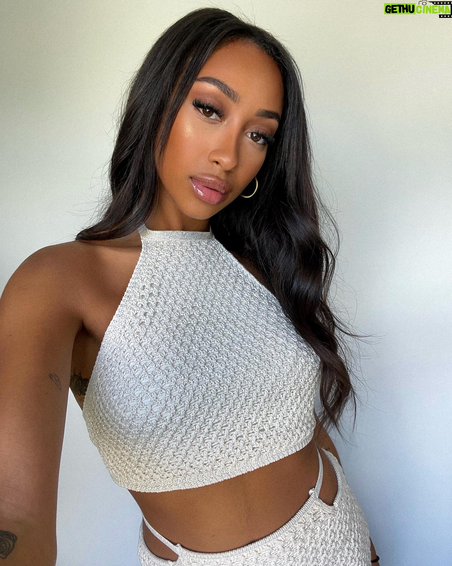 Anna-Maëlle Laprise - 1.3K Likes - angel look