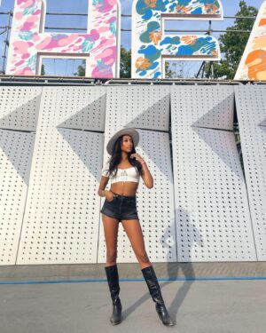 Anna-Maëlle Laprise Instagram - Playing dress up🎡🍭🧚🏽‍♀️ 

amaaaazing weekend, thank you @garageclothing 💗

#iweargarage #osheaga #garage