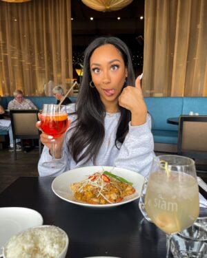 Anna-Maëlle Laprise Instagram - dinner date: expectation vs reality🥢