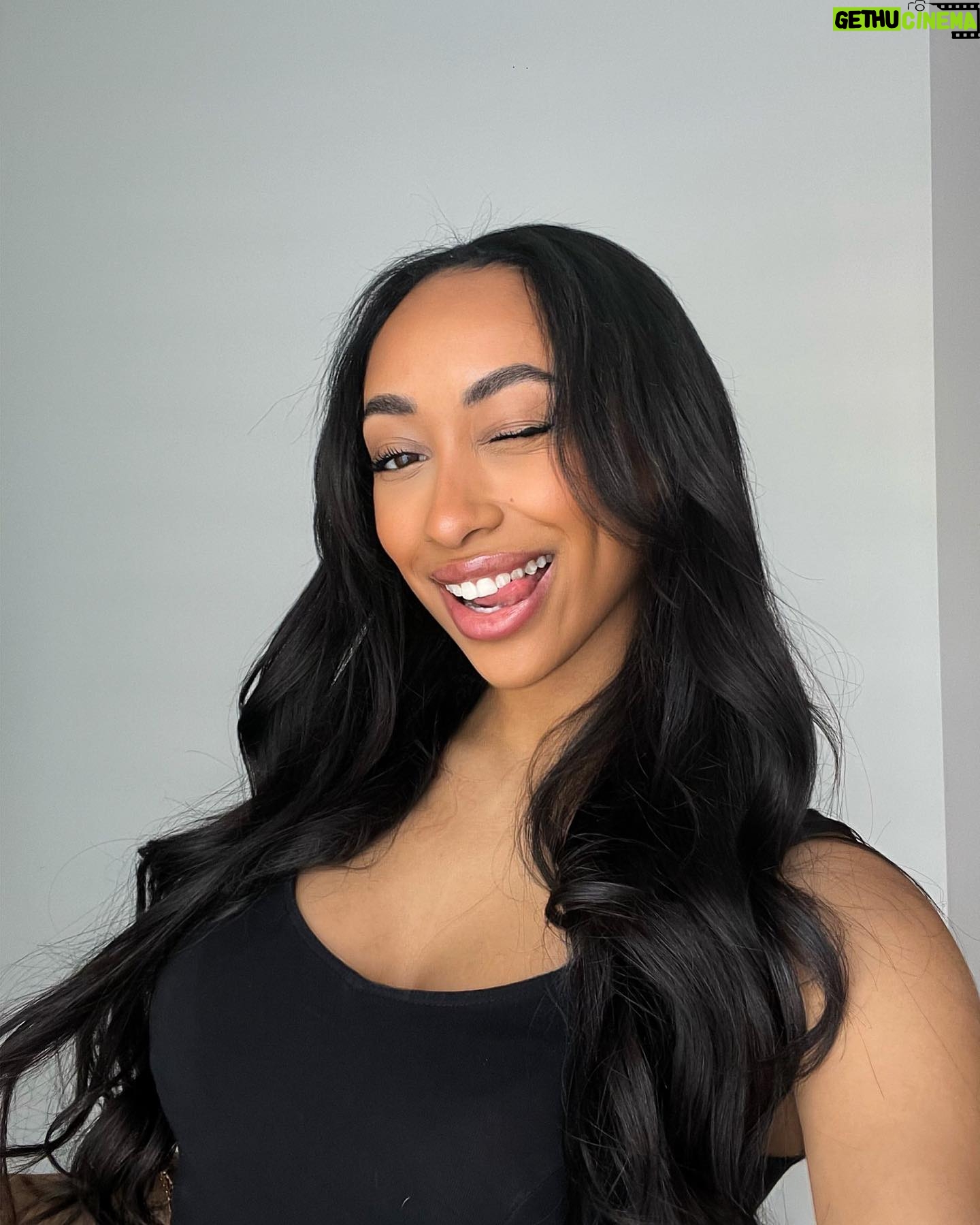 Anna-Maëlle Laprise - 1.4K Likes - 😜