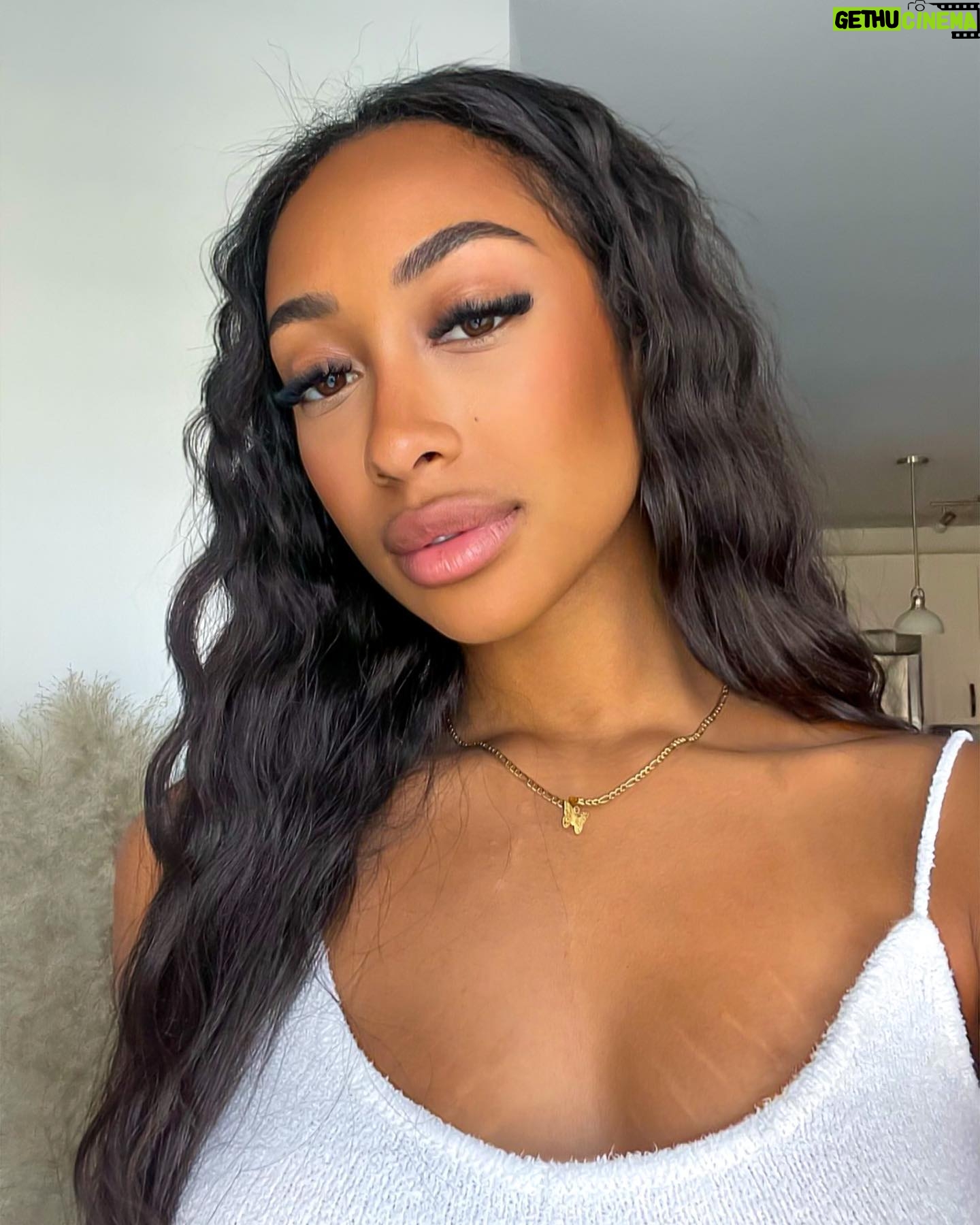 Anna-Maëlle Laprise - 1.2K Likes - felt cute 🦦