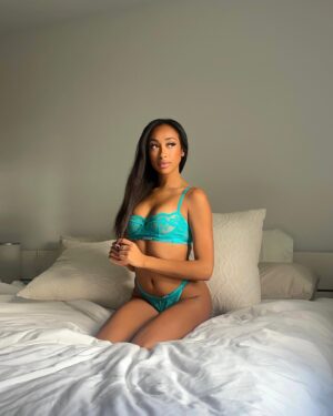 Anna-Maëlle Laprise Instagram - isn’t lovely?

@loungeunderwear 🤍