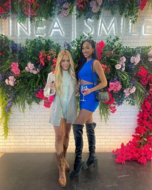 Anna-Maëlle Laprise Instagram - #tb à la belle ouverture de la clinique @linea_smile, avec qui j’ai le plaisir de faire mon traitement invisalign pour les prochains mois🦋Week 3 today, 21 more to go!😂🤩