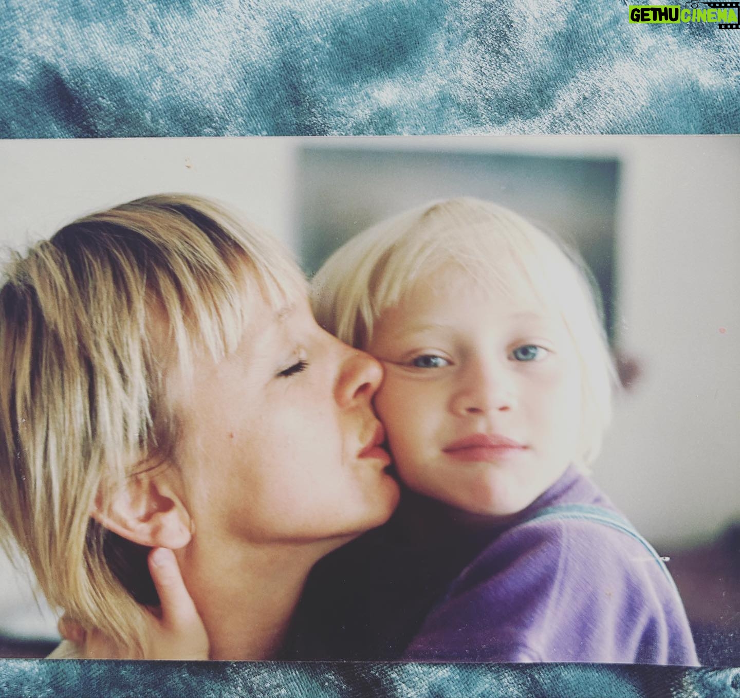 Anna Maria Mühe - 4.8K Likes - Muttertag. Küsse geben. Liebe geben. Können wir. ♥️