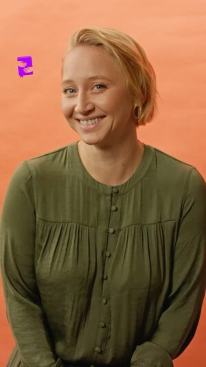 Anna Maria Mühe Instagram - 🎙 Wir sind sehr dankbar, dass @annamariamuehe Botschafterin der @aktion_buchpatenschaft ist. Die gebürtige Ost-Berlinerin ist eine der anerkanntesten und beliebtesten Schauspielerinnen im gesamten deutschsprachigen Raum und wurde mit zahlreichen Preisen u. a. Bayerischer Filmpreis ausgezeichnet. Für die Schulklassen liest sie aus »Fabeln« von @natalieportman 😍⁣
⁣
📚 Die vom @vbki_berlin & @mentorverlag initiierte Lese-Kampagne unterstützt Berliner Grundschulen aus dem Netzwerk der BERLINER LESEPATEN mit Buchspenden, Begleitmaterial und Lesungen.⁣
⁣
🙏 Sie wollen sich auch engagieren und spenden? Alle Infos zur Aktion gibt es unter 👉 aktion-buchpatenschaft.de oder hier @aktion_buchpatenschaft ⁣
⁣
⁣
#mentorverlag #WirUnternehmenBerlin #AktionBuchpatenschaft #BerlinerLesepaten  #AnnaMariaMühe