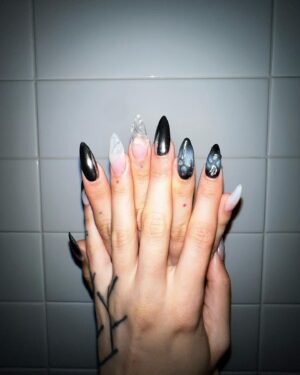 Anna Marie Purić Instagram - Korea so far.
@gentlemonster asi za mě nejlepší korejský brand! 
Celkově miluju korejskou fashion a styl jakým své brandy prezentují. 
Lidi jdou tu nejmilejší a jídlo chutná živě! Určitě tu nejsem naposled. Jen ty sousedy tu mají pofidérní, ale o tom ještě jindy.
Jooo a gelovky mám od @9inch.nails 👾🌪️
btw. Cítím se zas na živu a ve své kůži. Mám chuť tvořit a vymýšlet! A nejlepší na konec, fotka s Čičinem.🤍