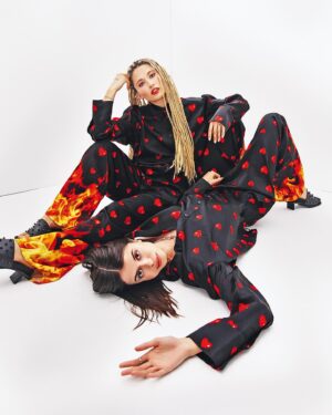 Anna Marie Purić Instagram - Tyhle super fotky vznikly díky outfitům, které jsou z nové limitované kolekce Cherish Waste Story od @HM. Je to další ze série udržitelných kolekcí z jejich konceptu INNOVATION STORIES. Baví mě jak jsou kousky barevné, sexy a zároveň ještě vyrobené z inovativních udržitelných materiálů! 💯🌱

Kolekce bude k dostání pouze online už teď od čtvrtka 21/4 a vy můžete soutěžit o GIFT BOX, který jsem pro vás připravila. Najdete v něm můj nejoblíbenější outfit z kolekce – srdíčkové pyžámko a další 2 překvapení. Soutěží se v aplikaci H&M Hello Member, přeju hodně štěstí! ☀️💓 odkaz najdeš ve stories! 

@HM @cosmopolitan_cz #HM #HMinnovation #HelloMember
