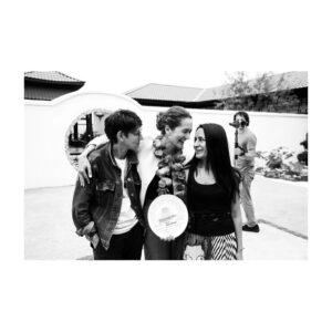 Anna Melikyan Instagram - По странному стечению обстоятельств закончили сегодня снимать наш сериал «Нежность» в Абхазии в день рождения его главной героини и музы Вики Исаковой! @v_isakova ❤️❤️❤️ Как всегда говорю СПАСИБО всем, кто прошел со мной этот удивительный путь и смотрите нашу Нежность в ноябре на @ivi_official #нежность #путьеленыивановны 📷 @ugolphoto