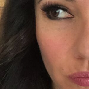 Anna Silk Instagram - Mastering the fake lashes….almost….;)
@lyndamccormack4456 you taught me well:)❤️