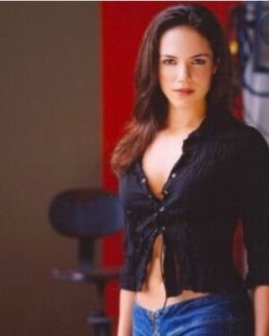 Anna Silk Instagram - The ONE and ONLY time I wore low rise jeans and a belly shirt was for my first headshot. Makes sense.
#firstheadshot