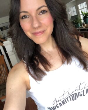 Anna Silk Instagram - My word for today is FEEL! When I allow myself to truly feel all of my feelings I am kinder, more peaceful, and true to myself. #wearittodeclareit @kategflanagan #womensupportingwomen #mentalhealthmatters