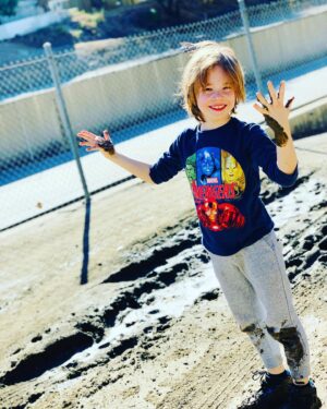 Anna Silk Instagram - A year ago he would have stepped around all this mud and now he jumps right through it:). Way to go Sammy❤️
