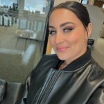 Anna Abreu Instagram – Mulle on joskus muutama vuos sit sanottu, että jos tapahtuu jotain isoo uralla (tyylii biisi menestyy tosi hyvin, isot keikat sold out tms), ni pitäis esittää coolia. Ei sais näyttää kuinka innoissaan on, vaan pitäis jotenki vaan heittää ohimennen ja vaikuttaa siltä ku se ois vaan perusjuttu ja se on kai jotenki coolimpaa. Mä en aio tehdä niin. Mul on 16v ura takana ja Mun ja mun tuottajien @losrollosmusic tekemää biisiä kuunneltiin mun appin mukaan yli 130k kertaa ekan vuorokauden aikana (kuva 2 viime yöltä). Mul ei oo feattii, en oo räppäri, enkä enää mikään junnukaan. Mä haluan ilmaista et tällaset asiat ON mulle isoja juttuja, enkä välillä voi uskoa et tää on mun elämää vieläkin. KIITOS. Toivotaan biisille pitkää ikää teidän hallussa. Love you all!