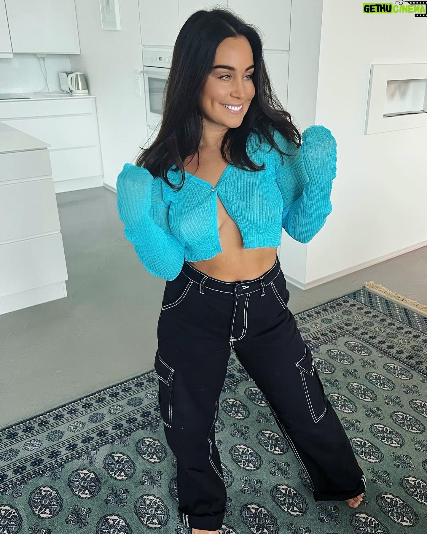 Anna Abreu - 13.9K Likes - Moi!❤️ Halusin tulla kertoo et mul on marraskuussa Tavastialla näillä näkymin AINOA julkinen Helsingin keikka ENNEN ENS KESÄÄ. Osta siis liput keikalle bion linkistä jos asut stadissa ja haluut nähä meidän show’n klubikeikalla. Meil oli viimeks niin älytön keikka yleisö ja mesta täynnä jengiä, eli suosittelen olee nopee. En malta venaa! . 😩🫶🙏 Tulee olee sairas meno, sen lupaan. Nähään 19.11. Tavastialla!