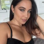 Anna Abreu Instagram – Moi. Täl viikol uutta musaa. Oon innoissani.👿