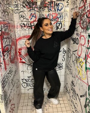 Anna Abreu Instagram - Tää kuvakollaasi kuvastaa hienosti mun fiilistä siitä, että mä esiinnyn kohta Tavastialla mun vikalla Stadin keikalla ennen kesää. 😂Onnellinen, mutta pelokas. Silmät on sielun peili, niin sanotaan. 20.30 nähään! Tulkaa ajoissa, tulee olee mestat tukossa!