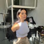 Anna Abreu Instagram - Kuvausviikko takana, kevään vika keikka edessä tänään Levillä. En malta venaa et näätte ja kuulette mitä kaikkee täs ollaan duunattu.🦋 Nähään nyt eka kuitenki illal Hullu Porossa!