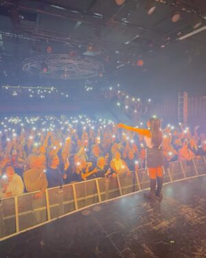 Anna Abreu Instagram - Tavastia. Teidän energia saa mulle vieläkin kylmät väreet. Oli USKOMATON KEIKKA ja uskomaton ilta. Rakastan teitä niin paljon. KIITOS. Haluan kiittää myös mun maailman parasta crewta joka mahdollistaa sen, että saan tehdä tätä tällä tasolla. ❤️ 
Eka kuva: @laurahaimila 
Muut kuvat ja videot: @t.salmine