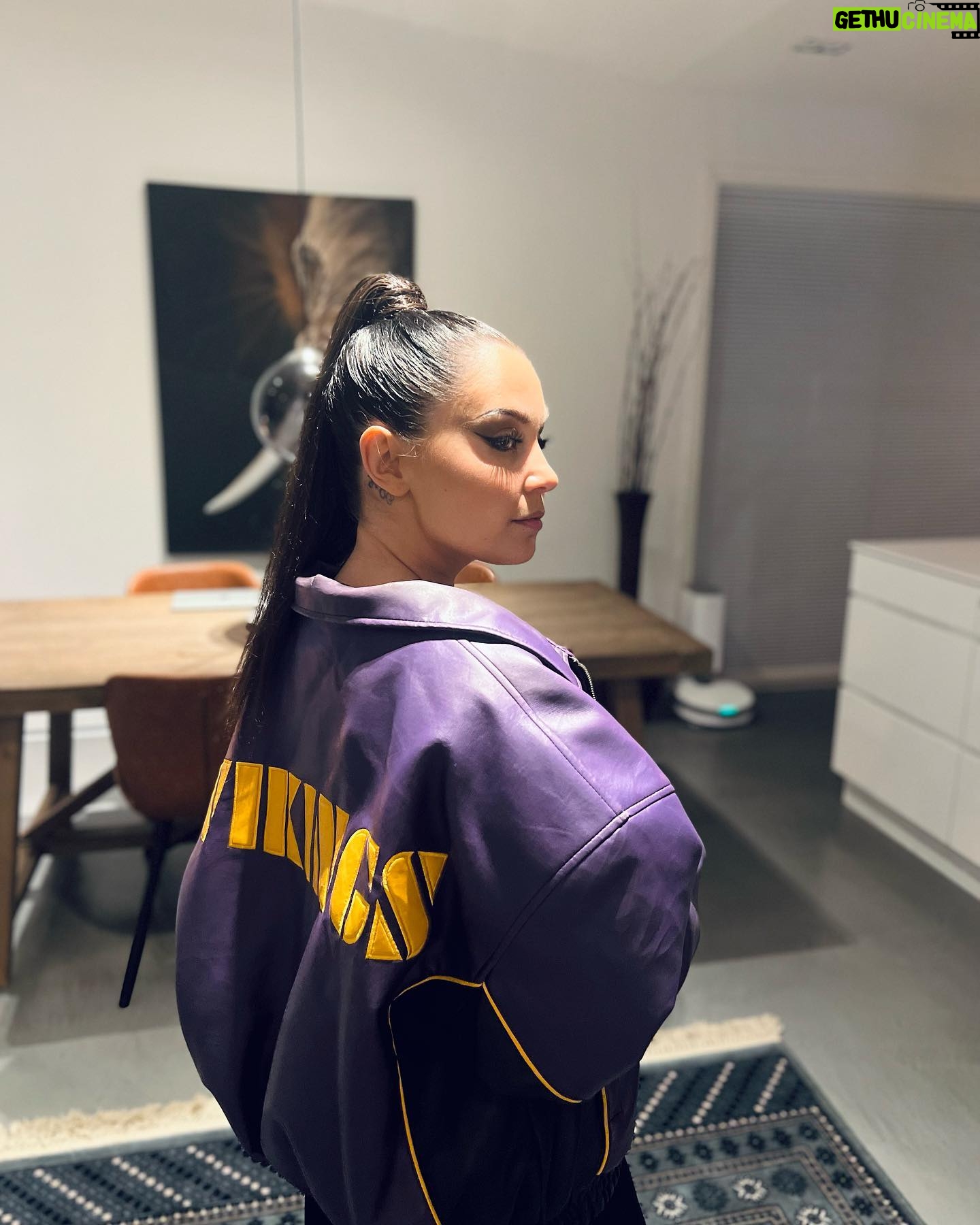 Anna Abreu Instagram - Minä ja mun Lissabonin vintage-löytö ollaan matkal Turkuun. Nähää siel klo 22.00🫶