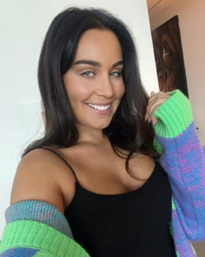 Anna Abreu Instagram - I’m back bitches! 😍 Loma teki hyvää mut hyvää on tehny myös palata takas hommiin. Uusii biisei on syntyny (oon innoissani) ja kahen viikon pääst alkaa syksyn rundi (myös innoissani). Mitä teille kuuluu?🫶