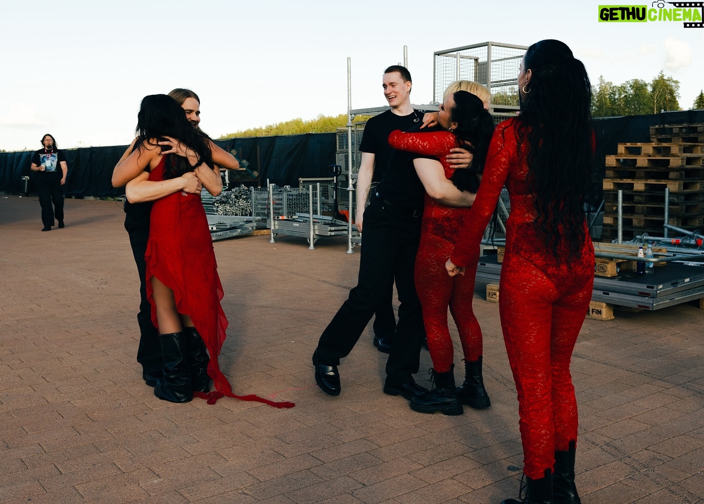 Anna Abreu Instagram - Saan jakaa lavan näiden ihanien ja lahjakkaiden kaa.❤️🔥 Tekee mun duunista helppoo. Seuraavaks jaetaan lava nyt torstaina Stadissa!🥹 📸: @lumiilo