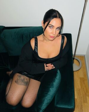 Anna Abreu Instagram - Tän lauantain vietän vaatimattomasti kotioloissa.☕️
