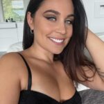 Anna Abreu Instagram - Moi. Täl viikol uutta musaa. Oon innoissani.👿