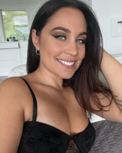 Anna Abreu Instagram - Moi. Täl viikol uutta musaa. Oon innoissani.👿
