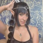 Anna Brisbin Instagram - Couldn’t resist lipsyncing @jenniferjenglish’s flawless reading of the meme. 🖤 This video isn’t a voice impression, but I DID just upload a video of 33 Act 1 Baldur’s Gate 3 impressions- in Shadowheart cosplay because why not. 😂 Click link in my bio or stories! Shoutout to @jameschatstv for 3D printing the circlet and ponytail thing! #shadowheart #baldursgate3 #shadowheartcosplay #jenniferenglish