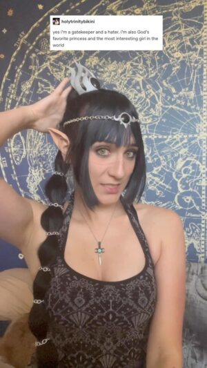 Anna Brisbin Instagram - Couldn’t resist lipsyncing @jenniferjenglish’s flawless reading of the meme. 🖤 This video isn’t a voice impression, but I DID just upload a video of 33 Act 1 Baldur’s Gate 3 impressions- in Shadowheart cosplay because why not. 😂 Click link in my bio or stories! 

Shoutout to @jameschatstv for 3D printing the circlet and ponytail thing!

#shadowheart #baldursgate3 #shadowheartcosplay #jenniferenglish