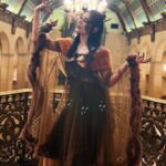 Anna Brisbin Instagram - The @lojmasquerade is the perfect opportunity to be fun scary. 😌🖤 🦊Fox by @crochetingsshop 🔨Hair hammer printed by @jameschatstv 🐀Pâté made by me 💀Laudna is a character by @marisha_ray in @critical_role #laudna #criticalrolecosplay #labyrinth #lojmasquerade #criticalrole