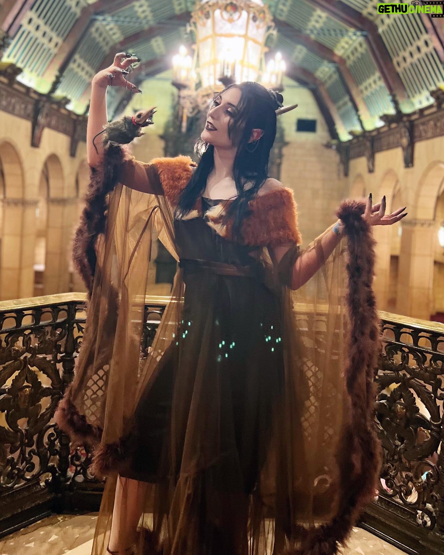 Anna Brisbin Instagram - The @lojmasquerade is the perfect opportunity to be fun scary. 😌🖤 🦊Fox by @crochetingsshop 🔨Hair hammer printed by @jameschatstv 🐀Pâté made by me 💀Laudna is a character by @marisha_ray in @critical_role #laudna #criticalrolecosplay #labyrinth #lojmasquerade #criticalrole