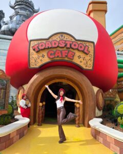 Anna Brisbin Instagram - Had the best day at Super Nintendo World in @unistudios!! 🍄🥰🤍 Dressed in my Chef Toad-inspired fit, obviously we feasted at Toadstool Cafe, demolished the mini-games, earned tons of coins discovering secrets around the park, and for once I WON Mario Kart in the Mario Kart: Bowser’s Challenge ride!! 🏆🏁 Thank you @unistudios for the tickets!! Can’t wait to come back and earn more stamps and coins for #TeamToad!! 🍄 #SuperNintendoWorld #AtUniversal #invited