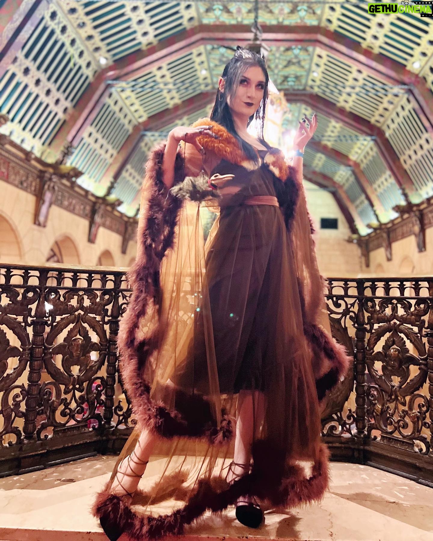 Anna Brisbin Instagram - The @lojmasquerade is the perfect opportunity to be fun scary. 😌🖤 🦊Fox by @crochetingsshop 🔨Hair hammer printed by @jameschatstv 🐀Pâté made by me 💀Laudna is a character by @marisha_ray in @critical_role #laudna #criticalrolecosplay #labyrinth #lojmasquerade #criticalrole