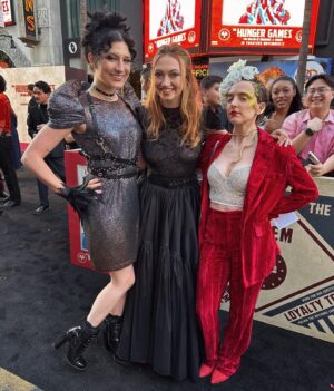 Anna Brisbin Instagram - The Hunger Games: The Ballad of Songbirds and Snakes…. sksksjsjjsjssnbsbd where to BEGINNNNN??!?!?! 

This premiere was everything. I adored the Hunger Games books and movies and never thought we’d be BACK IN PANEM but as horrendous and bloodthirsty as it is, IT FEELS SO GOOD TO BE BACK. 😂 And this movie is BEAUTIFUL. Watching Coriolanus Snow become who he’s destined to be is FASCINATING I LOVE A VILLAIN ORIGIN STORY. Tom Blyth killed it as Corio, and Dr. Gaul is probably my fav Viola Davis role ever, but I think *everyone* will be even more blown away by RACHEL FREAKIN ZEGLER and her STTTUUNNNINNGGG, INSPIRING, WONDERFUL, TALENTEDBRILLIANTINCREDIBLEAMAZINGSHOWSTOPPINGSPECTACULAR Lucy Gray Baird!! That girl can SING and BREAK YOUR HEART in two seconds flat! 💜🎙️🕊️✨ @tomblyth @violadavis @rachelzegler

This story is gripping from beginning to end. Which is impressive because baby she’s LONGGG. I feel like I just watched a whole trilogy in one sitting but I LOVED IT. 😍🕊️🐍✨

Thank you thank you thank you @lionsgate for the invite to the premiere. For dress code you said “Capitol Chic” and I asked myself What Would Cinna Do. 💛✨ Now brb I’m going to binge the original movies IMMEDIATELY.

@thehungergames #LionsgatePartner #TheHungerGames #TheBalladOfSongbirdsAndSnakes